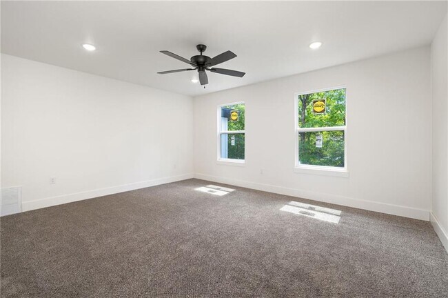 Building Photo - 4 Leven Ln