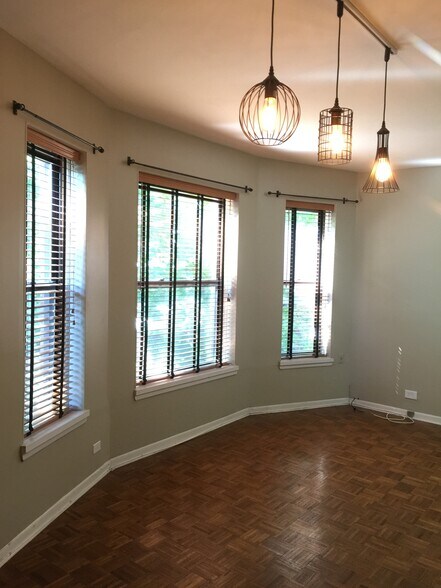 front bay window w/2: wood blinds "sun all day" - 756 W California Ter