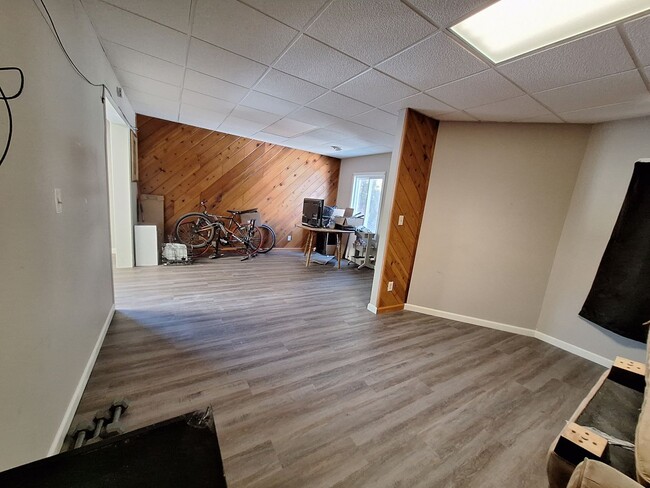 Building Photo - 2 Bedroom Home - Open August 1st!