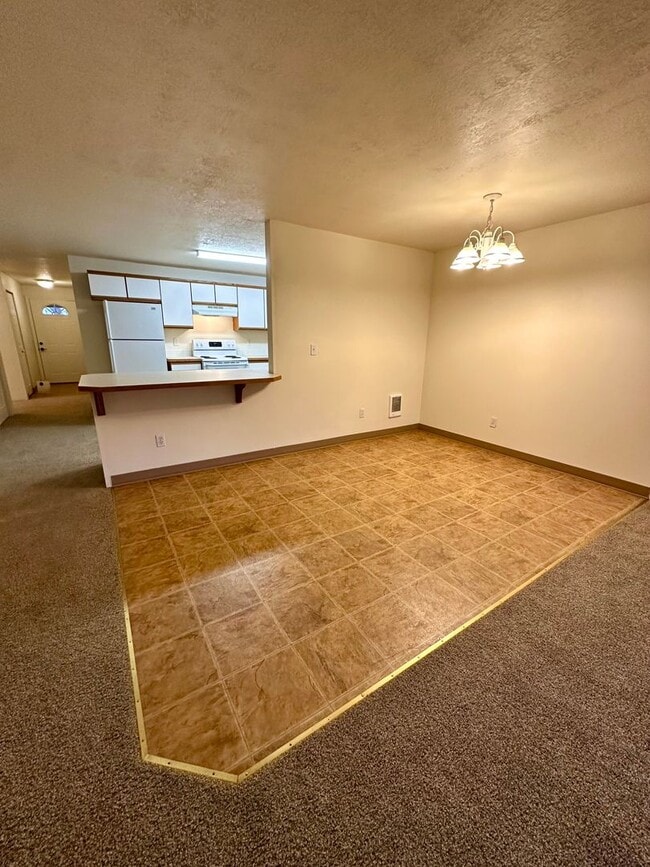 Building Photo - *** $1,500 OFF 1st Month *** Charming Duplex in Redmond, OR! 611 NE Larch!