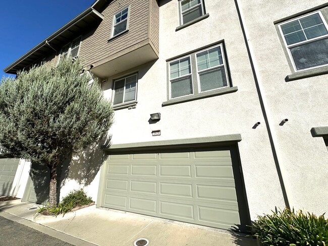 Building Photo - Welcome to modern luxury living in the heart of Midtown Sacramento!