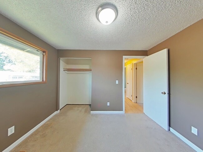 Building Photo - 3 Bedroom House ~ Centrally Located ~ Pet ...