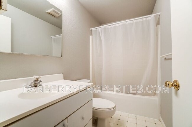 Building Photo - 3704 Willow Run Dr