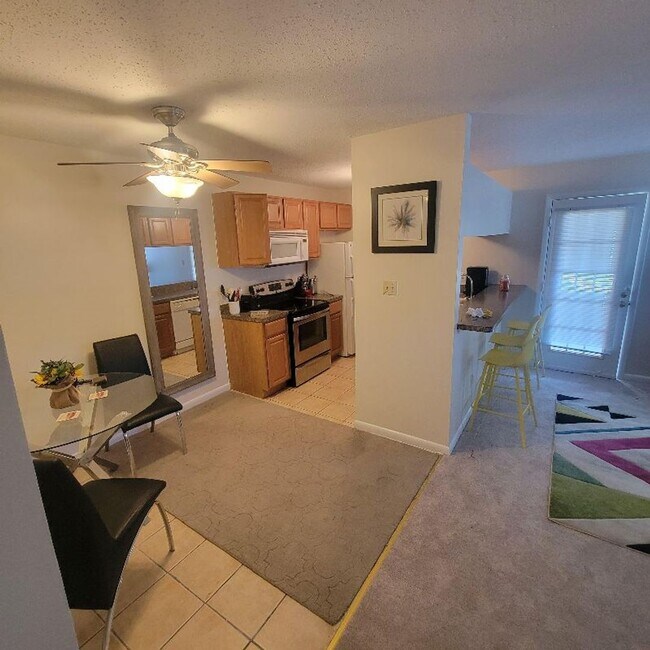 Building Photo - ***2 BED Condo/Downstairs unit/ W,S&T INCLUDED!!