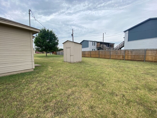 Building Photo - Cozy Home on large lot