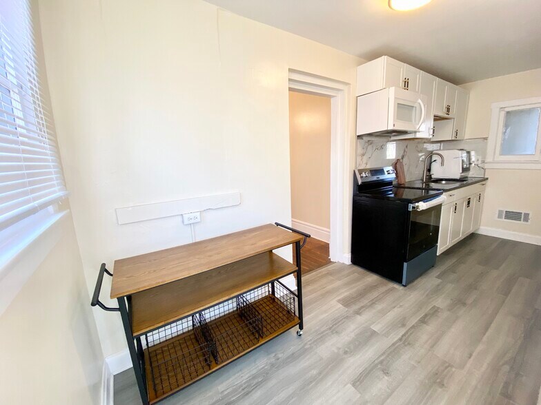 Building Photo - 1374 Neil Ave