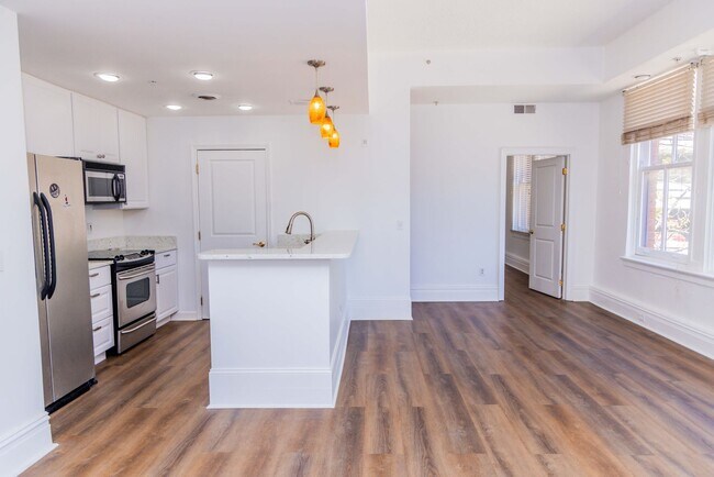 Building Photo - Luxury Two Bedroom Unit in  Downtown Business District