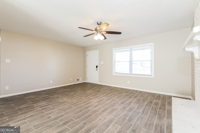 Building Photo - 219 Deerfield Dr