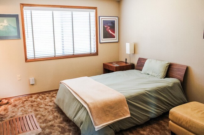 Building Photo - 2905 NE 26th St