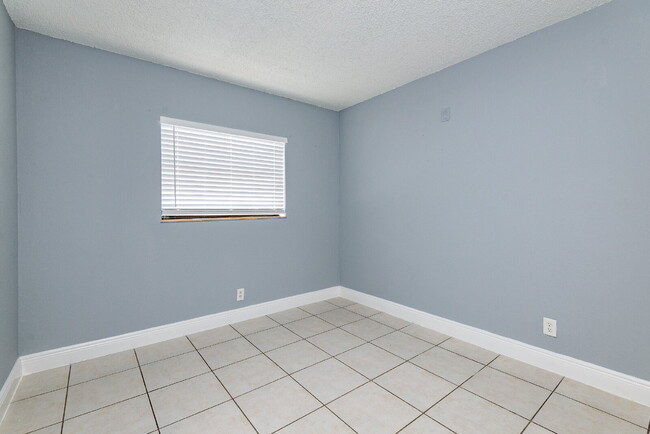 Building Photo - Charming 2-Bedroom Apartment – Fully Furni...