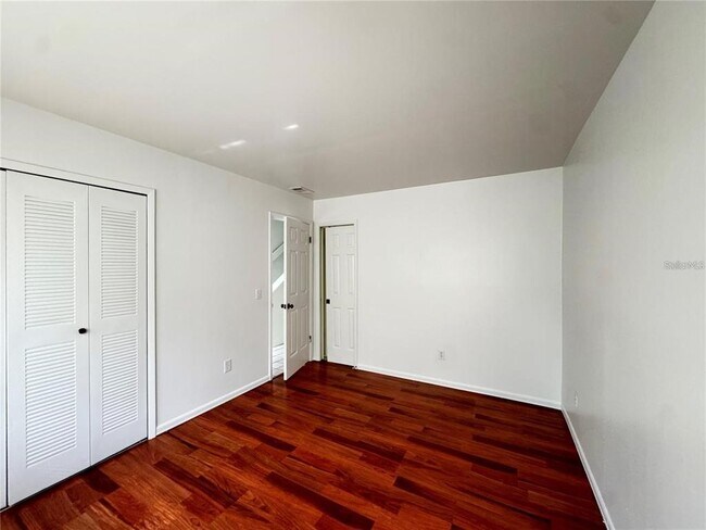 Building Photo - 497 Club Dr