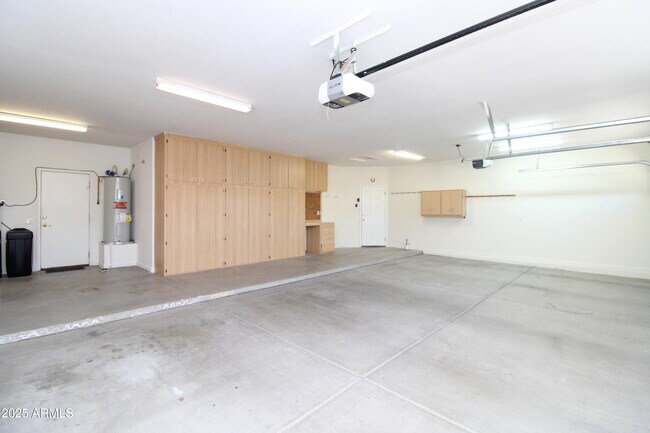 Building Photo - 902 E Desert Flower Ln