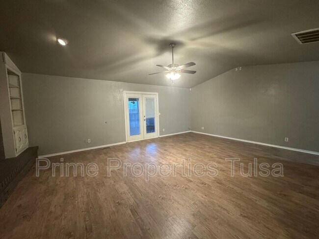 Building Photo - 5716 S Elm Ave