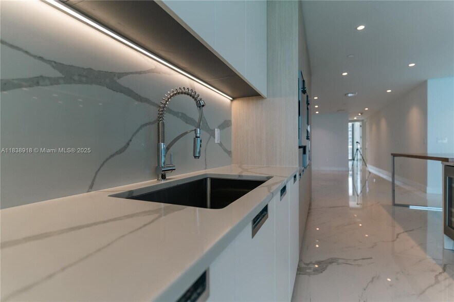 Building Photo - 15701 Collins Ave