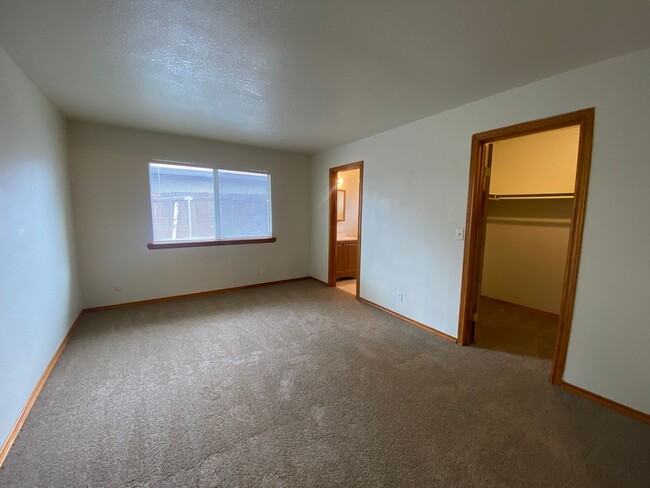 Building Photo - Spacious Foothill Farms Duplex