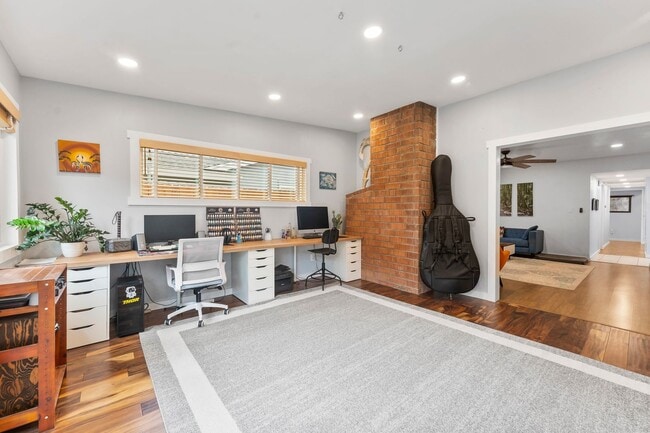 Building Photo - SPACIOUS 4 BEDROOM/2 BATHROOM HOME FOR REN...