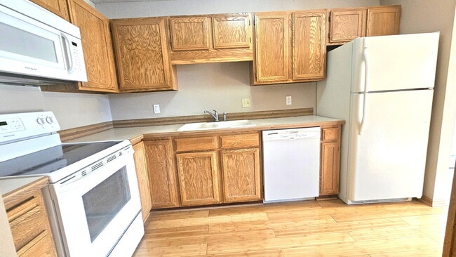 Building Photo - "Charming 2-Bedroom 1 bath Condo with 1000 Sq Ft of Comfort in Plymouth, MN!"