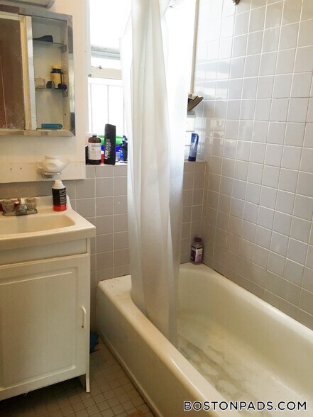 Building Photo - 137 Park Dr