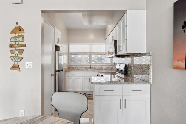 Building Photo - 7050 Sunset Way