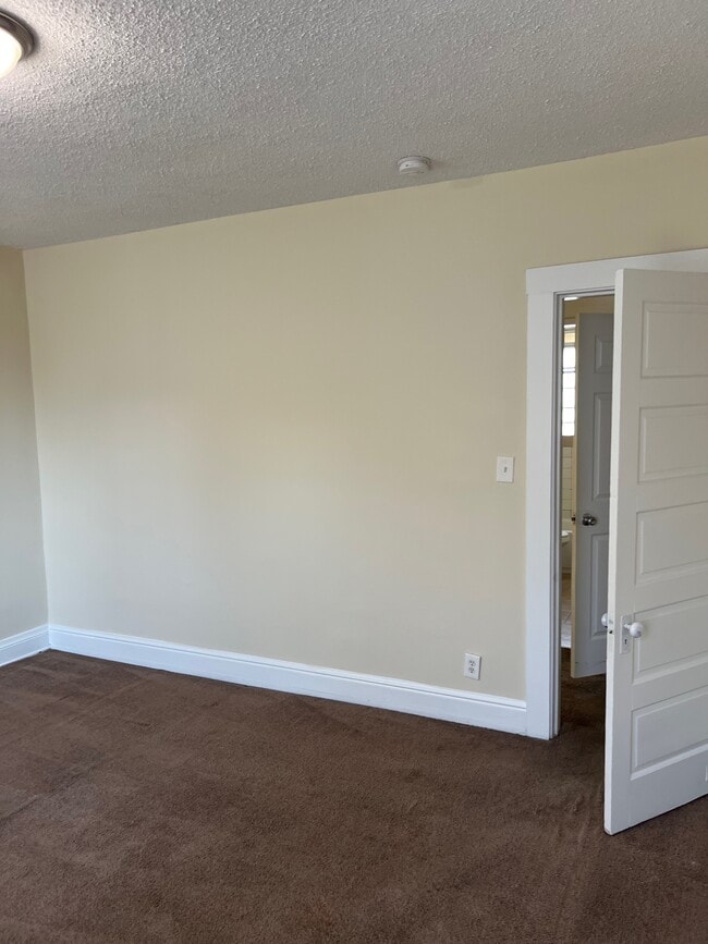 Building Photo - 905 Suire Ave