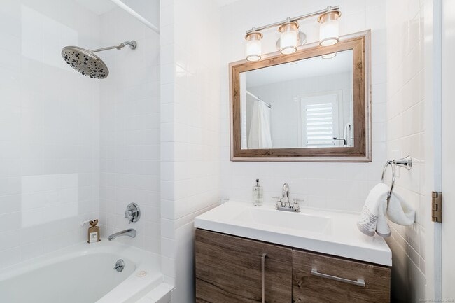 Building Photo - 1987 Fairfield Beach Rd