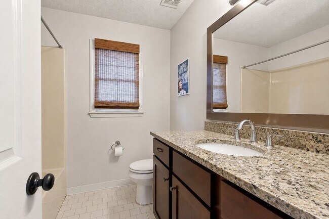 Building Photo - 1414 Caplewood Dr