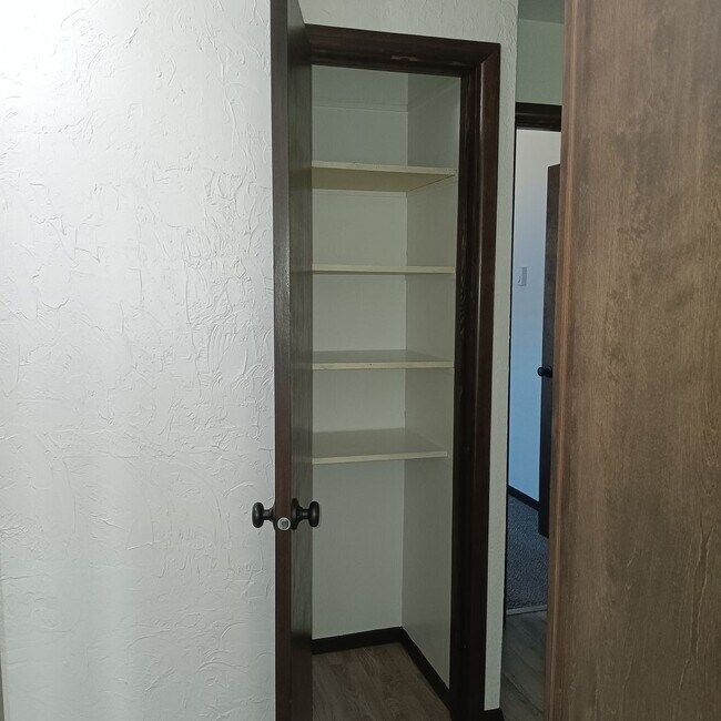 Building Photo - Great Home & Office is Ready for you in Jefferson!