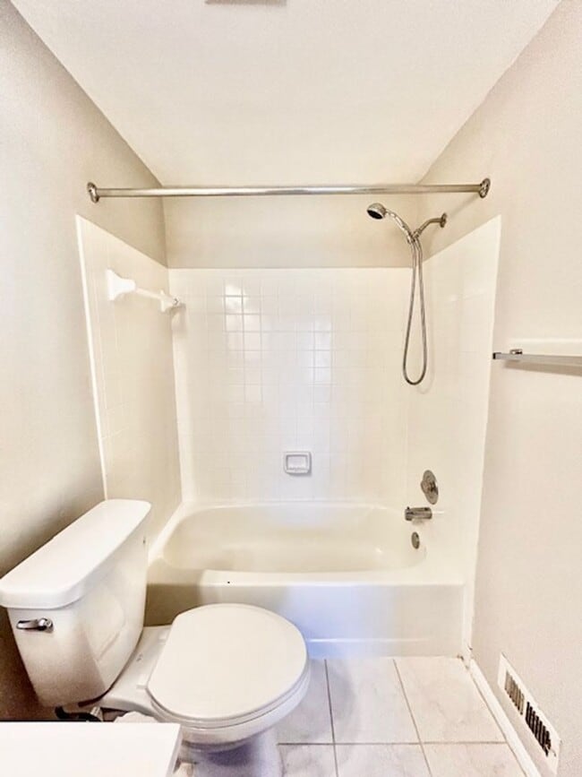 Building Photo - Spacious and bright 3BR/2.5BA townhouse with enclosed back patio