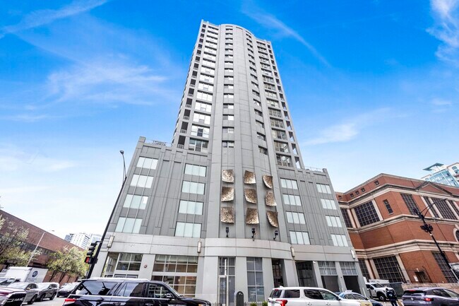 Primary Photo - 600 N Dearborn St