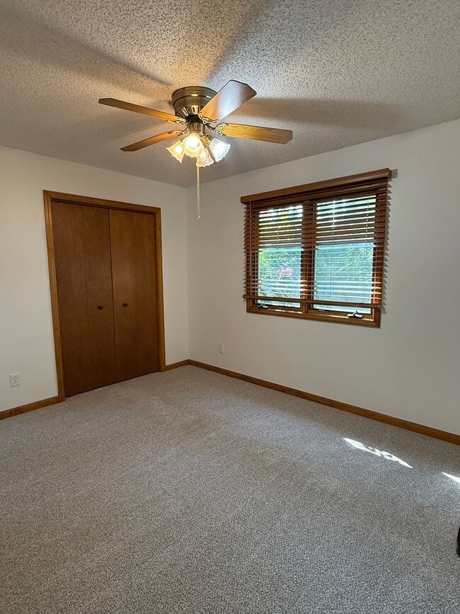Building Photo - 3916 Fox Ridge Dr
