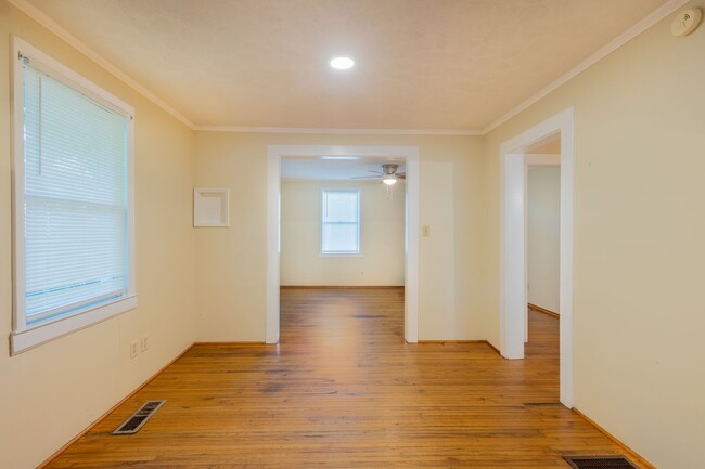 Building Photo - Convenient 2/1 home in the middle of town!
