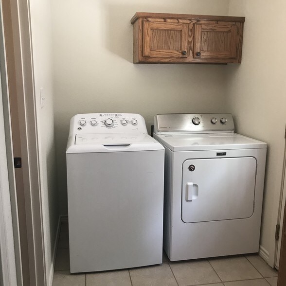 Comes with washer and dryer - 826 Parkview