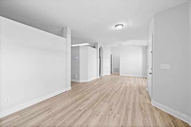 Building Photo - 2385 SW Neal Rd