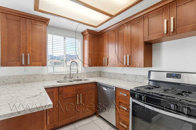 Building Photo - Spacious 2 Bed/2 Bath Home with Private Pa...