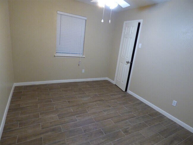 Building Photo - 1242 Park Ln