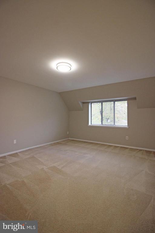 Building Photo - 1662 Parkcrest Cir