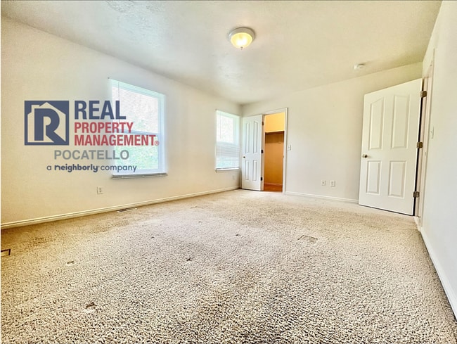 Building Photo - 4 Bedroom 1.5 Bath Townhome
