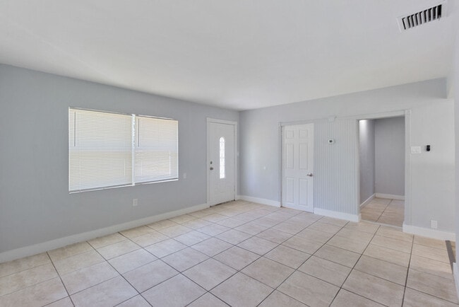 Building Photo - 2525 Forest Dr