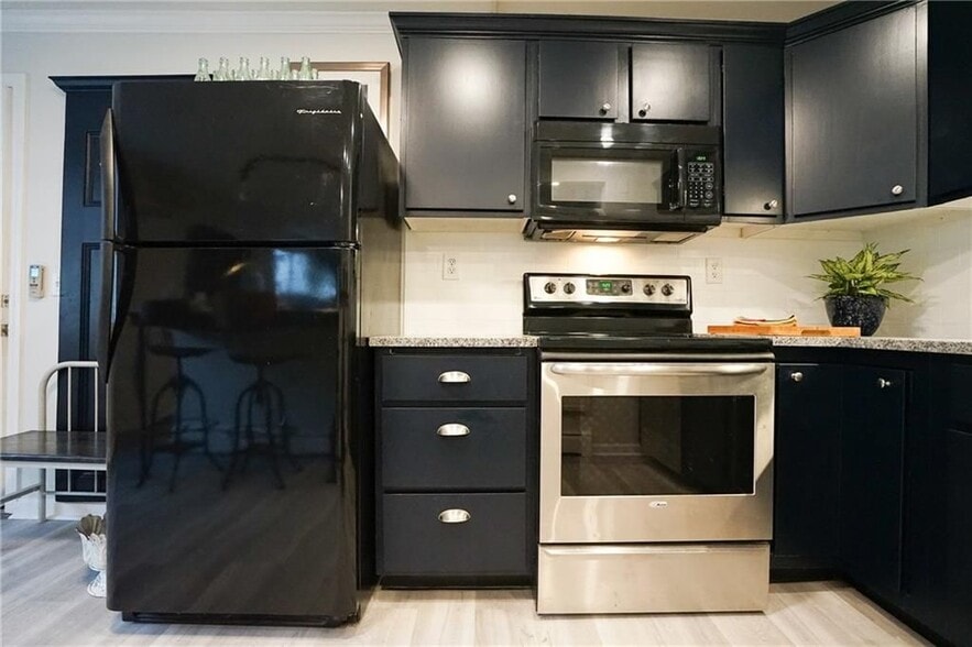 Building Photo - 603 Thames St