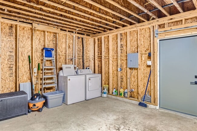 Building Photo - Home with Guest Suite