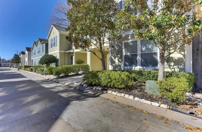 Building Photo - 730 Redwing Pl Dr