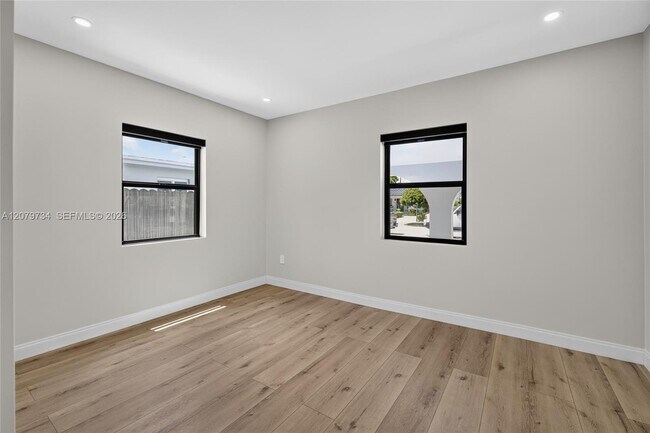 Building Photo - 1011 NW 30th Ct