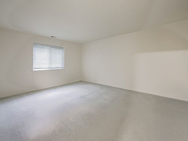 Building Photo - AVAILABLE NOW! Inviting 2-Bedroom, 2-Bath Condo in a Convenient Farmington Hills Community