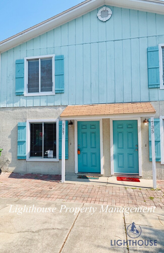 Building Photo - Renovated 2 Bedroom Townhome Just 8 Blocks From The Beach