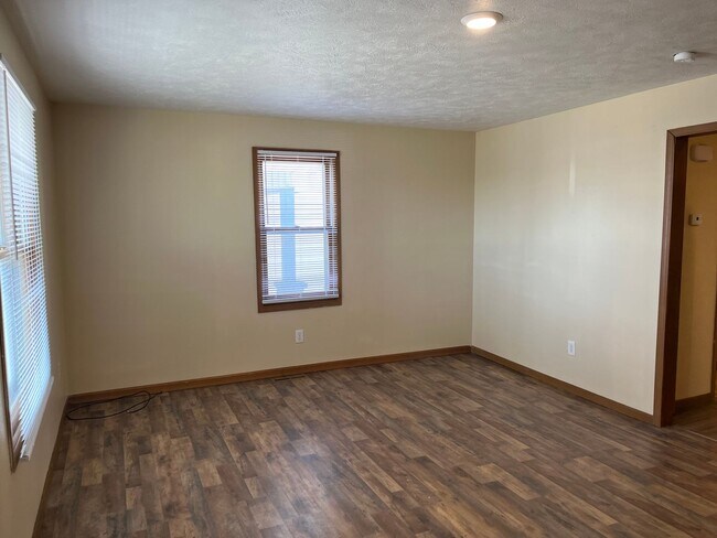 Building Photo - 813-813 W Poplar St