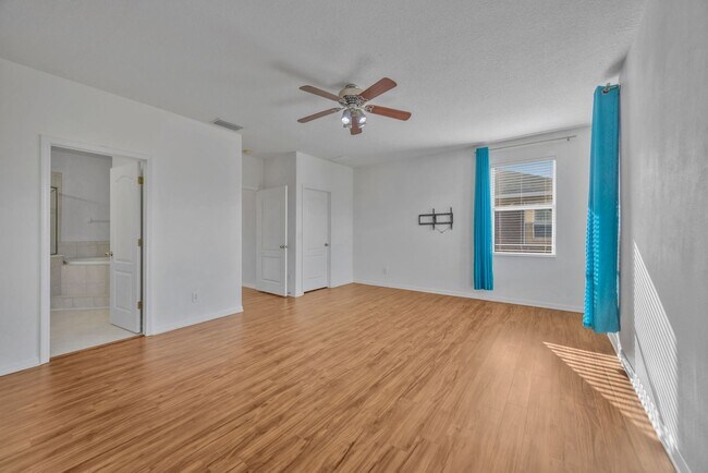 Building Photo - 10414 Tulip Field Way