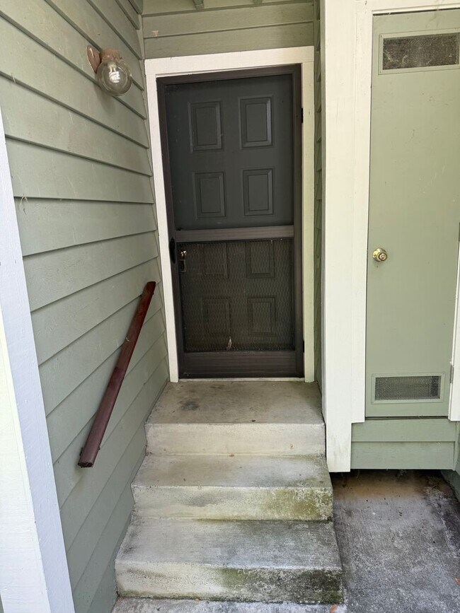 Building Photo - **Available Now** 2 Bedroom 1 Bath, 1st Floor End Unit Condo