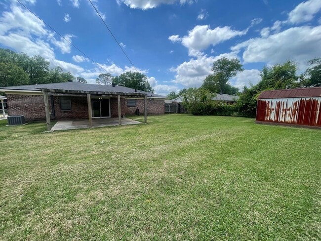 Building Photo - Broadmoor Terrace Beauty!