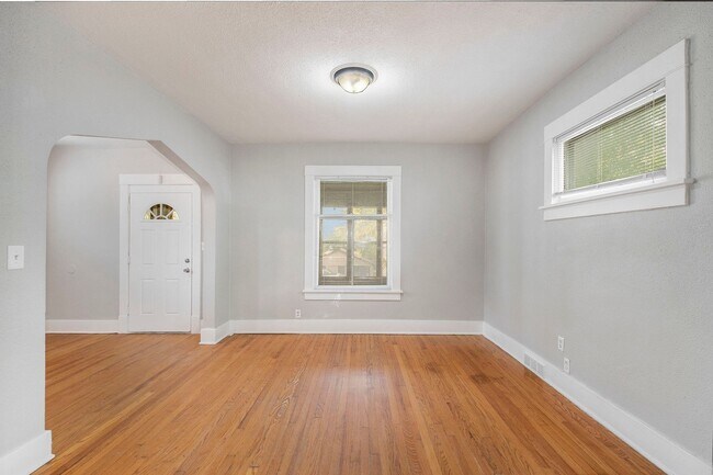 Building Photo - 3 bed/1.5 Bath Single Family Home