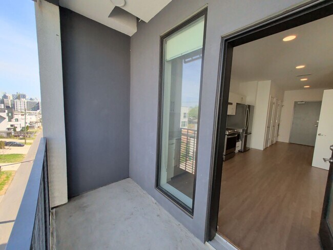 Building Photo - Spectacular Edgehill Condo!